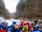RAFTING NA JIZEŘE 16.4.2011, Na horách sníh a pod horami slunce. Nový sníh ještě nezačal tát a tak bylo vody málo. Přesto oblíbené válce máma a táta, stejně jako schody a žumpa byly parádně zábavné. - fotografie 78