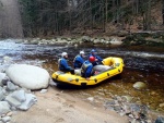 RAFTING NA JIZEŘE 16.4.2011, Na horách sníh a pod horami slunce. Nový sníh ještě nezačal tát a tak bylo vody málo. Přesto oblíbené válce máma a táta, stejně jako schody a žumpa byly parádně zábavné. - fotografie 79