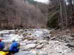 RAFTING NA JIZEŘE 16.4.2011, Na horách sníh a pod horami slunce. Nový sníh ještě nezačal tát a tak bylo vody málo. Přesto oblíbené válce máma a táta, stejně jako schody a žumpa byly parádně zábavné. - fotografie 84