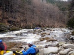 RAFTING NA JIZEŘE 16.4.2011, Na horách sníh a pod horami slunce. Nový sníh ještě nezačal tát a tak bylo vody málo. Přesto oblíbené válce máma a táta, stejně jako schody a žumpa byly parádně zábavné. - fotografie 86
