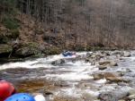 RAFTING NA JIZEŘE 16.4.2011, Na horách sníh a pod horami slunce. Nový sníh ještě nezačal tát a tak bylo vody málo. Přesto oblíbené válce máma a táta, stejně jako schody a žumpa byly parádně zábavné. - fotografie 87