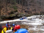 RAFTING NA JIZEŘE 16.4.2011, Na horách sníh a pod horami slunce. Nový sníh ještě nezačal tát a tak bylo vody málo. Přesto oblíbené válce máma a táta, stejně jako schody a žumpa byly parádně zábavné. - fotografie 88