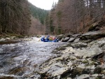 RAFTING NA JIZEŘE 16.4.2011, Na horách sníh a pod horami slunce. Nový sníh ještě nezačal tát a tak bylo vody málo. Přesto oblíbené válce máma a táta, stejně jako schody a žumpa byly parádně zábavné. - fotografie 89