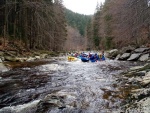 RAFTING NA JIZEŘE 16.4.2011, Na horách sníh a pod horami slunce. Nový sníh ještě nezačal tát a tak bylo vody málo. Přesto oblíbené válce máma a táta, stejně jako schody a žumpa byly parádně zábavné. - fotografie 90