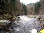 RAFTING NA JIZEŘE 16.4.2011, Na horách sníh a pod horami slunce. Nový sníh ještě nezačal tát a tak bylo vody málo. Přesto oblíbené válce máma a táta, stejně jako schody a žumpa byly parádně zábavné. - fotografie 93
