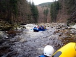 RAFTING NA JIZEŘE 16.4.2011, Na horách sníh a pod horami slunce. Nový sníh ještě nezačal tát a tak bylo vody málo. Přesto oblíbené válce máma a táta, stejně jako schody a žumpa byly parádně zábavné. - fotografie 95