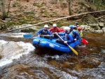 RAFTING NA JIZEŘE 16.4.2011, Na horách sníh a pod horami slunce. Nový sníh ještě nezačal tát a tak bylo vody málo. Přesto oblíbené válce máma a táta, stejně jako schody a žumpa byly parádně zábavné. - fotografie 96