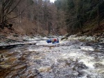 RAFTING NA JIZEŘE 16.4.2011, Na horách sníh a pod horami slunce. Nový sníh ještě nezačal tát a tak bylo vody málo. Přesto oblíbené válce máma a táta, stejně jako schody a žumpa byly parádně zábavné. - fotografie 97