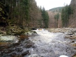 RAFTING NA JIZEŘE 16.4.2011, Na horách sníh a pod horami slunce. Nový sníh ještě nezačal tát a tak bylo vody málo. Přesto oblíbené válce máma a táta, stejně jako schody a žumpa byly parádně zábavné. - fotografie 100