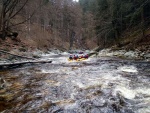 RAFTING NA JIZEŘE 16.4.2011, Na horách sníh a pod horami slunce. Nový sníh ještě nezačal tát a tak bylo vody málo. Přesto oblíbené válce máma a táta, stejně jako schody a žumpa byly parádně zábavné. - fotografie 102