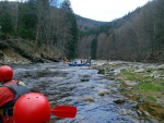 RAFTING NA JIZEŘE 16.4.2011, Na horách sníh a pod horami slunce. Nový sníh ještě nezačal tát a tak bylo vody málo. Přesto oblíbené válce máma a táta, stejně jako schody a žumpa byly parádně zábavné. - fotografie 103