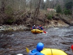 RAFTING NA JIZEŘE 16.4.2011, Na horách sníh a pod horami slunce. Nový sníh ještě nezačal tát a tak bylo vody málo. Přesto oblíbené válce máma a táta, stejně jako schody a žumpa byly parádně zábavné. - fotografie 105