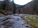 RAFTING NA JIZEŘE 16.4.2011, Na horách sníh a pod horami slunce. Nový sníh ještě nezačal tát a tak bylo vody málo. Přesto oblíbené válce máma a táta, stejně jako schody a žumpa byly parádně zábavné. - fotografie 107