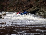 RAFTING NA JIZEŘE 16.4.2011, Na horách sníh a pod horami slunce. Nový sníh ještě nezačal tát a tak bylo vody málo. Přesto oblíbené válce máma a táta, stejně jako schody a žumpa byly parádně zábavné. - fotografie 110