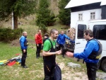 RAFTING NA JIZEŘE 16.4.2011, Na horách sníh a pod horami slunce. Nový sníh ještě nezačal tát a tak bylo vody málo. Přesto oblíbené válce máma a táta, stejně jako schody a žumpa byly parádně zábavné. - fotografie 111