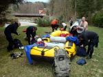 RAFTING NA JIZEŘE 16.4.2011, Na horách sníh a pod horami slunce. Nový sníh ještě nezačal tát a tak bylo vody málo. Přesto oblíbené válce máma a táta, stejně jako schody a žumpa byly parádně zábavné. - fotografie 113