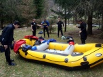 RAFTING NA JIZEŘE 16.4.2011, Na horách sníh a pod horami slunce. Nový sníh ještě nezačal tát a tak bylo vody málo. Přesto oblíbené válce máma a táta, stejně jako schody a žumpa byly parádně zábavné. - fotografie 114