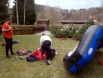 RAFTING NA JIZEŘE 16.4.2011, Na horách sníh a pod horami slunce. Nový sníh ještě nezačal tát a tak bylo vody málo. Přesto oblíbené válce máma a táta, stejně jako schody a žumpa byly parádně zábavné. - fotografie 115