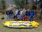 RAFTING NA JIZEŘE 16.4.2011, Na horách sníh a pod horami slunce. Nový sníh ještě nezačal tát a tak bylo vody málo. Přesto oblíbené válce máma a táta, stejně jako schody a žumpa byly parádně zábavné. - fotografie 118