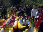 ODEMYKÁNÍ a SJEZD ÚPY, Rafty, kánoe, yukony kajaky.... prostě co plave, to všechno se zúčastnilo tradiční akce Odemykání Úpy. Pro někoho to byl první rafting pro jiné báječná zábava na kánoích. Slunce parádní a i voda byla - fotografie 8