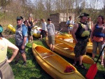 ODEMYKÁNÍ a SJEZD ÚPY, Rafty, kánoe, yukony kajaky.... prostě co plave, to všechno se zúčastnilo tradiční akce Odemykání Úpy. Pro někoho to byl první rafting pro jiné báječná zábava na kánoích. Slunce parádní a i voda byla - fotografie 14