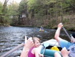 ODEMYK�N� a SJEZD �PY, Rafty, k�noe, yukony kajaky.... prost� co plave, to v�echno se z��astnilo tradi�n� akce Odemyk�n� �py. Pro n�koho to byl prvn� rafting pro jin� b�je�n� z�bava na k�no�ch. Slunce par�dn� a i voda byla  - fotografie 113