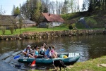 ODEMYK�N� a SJEZD �PY, Rafty, k�noe, yukony kajaky.... prost� co plave, to v�echno se z��astnilo tradi�n� akce Odemyk�n� �py. Pro n�koho to byl prvn� rafting pro jin� b�je�n� z�bava na k�no�ch. Slunce par�dn� a i voda byla  - fotografie 224