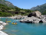 RAFTING EXPEDICE DO ALBÁNIE 2011, Daleká a exotická země nás opět přijala vlídně s překrásnou přírodou a dobrým počasím. Vodáckých zážitků bylo hojně, stejně jako gurmánských a cestovatelských. Příjemnou partu ještě vylepšila Danina k - fotografie 13