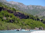 RAFTING EXPEDICE DO ALBÁNIE 2011, Daleká a exotická země nás opět přijala vlídně s překrásnou přírodou a dobrým počasím. Vodáckých zážitků bylo hojně, stejně jako gurmánských a cestovatelských. Příjemnou partu ještě vylepšila Danina k - fotografie 21