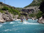RAFTING EXPEDICE DO ALBÁNIE 2011, Daleká a exotická země nás opět přijala vlídně s překrásnou přírodou a dobrým počasím. Vodáckých zážitků bylo hojně, stejně jako gurmánských a cestovatelských. Příjemnou partu ještě vylepšila Danina k - fotografie 35