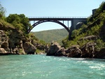 RAFTING EXPEDICE DO ALBÁNIE 2011, Daleká a exotická země nás opět přijala vlídně s překrásnou přírodou a dobrým počasím. Vodáckých zážitků bylo hojně, stejně jako gurmánských a cestovatelských. Příjemnou partu ještě vylepšila Danina k - fotografie 42