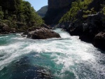 RAFTING EXPEDICE DO ALBÁNIE 2011, Daleká a exotická země nás opět přijala vlídně s překrásnou přírodou a dobrým počasím. Vodáckých zážitků bylo hojně, stejně jako gurmánských a cestovatelských. Příjemnou partu ještě vylepšila Danina k - fotografie 59