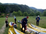 RAFTING EXPEDICE DO ALBÁNIE 2011, Daleká a exotická země nás opět přijala vlídně s překrásnou přírodou a dobrým počasím. Vodáckých zážitků bylo hojně, stejně jako gurmánských a cestovatelských. Příjemnou partu ještě vylepšila Danina k - fotografie 197