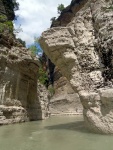 RAFTING EXPEDICE DO ALBÁNIE 2011, Daleká a exotická země nás opět přijala vlídně s překrásnou přírodou a dobrým počasím. Vodáckých zážitků bylo hojně, stejně jako gurmánských a cestovatelských. Příjemnou partu ještě vylepšila Danina k - fotografie 265