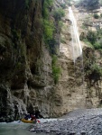 RAFTING EXPEDICE DO ALBÁNIE 2011, Daleká a exotická země nás opět přijala vlídně s překrásnou přírodou a dobrým počasím. Vodáckých zážitků bylo hojně, stejně jako gurmánských a cestovatelských. Příjemnou partu ještě vylepšila Danina k - fotografie 342