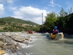 RAFTING EXPEDICE DO ALBÁNIE 2011, Daleká a exotická země nás opět přijala vlídně s překrásnou přírodou a dobrým počasím. Vodáckých zážitků bylo hojně, stejně jako gurmánských a cestovatelských. Příjemnou partu ještě vylepšila Danina k - fotografie 358