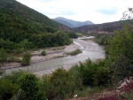 RAFTING EXPEDICE DO ALBÁNIE 2011, Daleká a exotická země nás opět přijala vlídně s překrásnou přírodou a dobrým počasím. Vodáckých zážitků bylo hojně, stejně jako gurmánských a cestovatelských. Příjemnou partu ještě vylepšila Danina k - fotografie 395