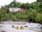 RAFTING EXPEDICE DO ALBÁNIE 2011, Daleká a exotická země nás opět přijala vlídně s překrásnou přírodou a dobrým počasím. Vodáckých zážitků bylo hojně, stejně jako gurmánských a cestovatelských. Příjemnou partu ještě vylepšila Danina k - fotografie 411