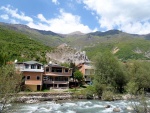 RAFTING EXPEDICE DO ALBÁNIE 2011, Daleká a exotická země nás opět přijala vlídně s překrásnou přírodou a dobrým počasím. Vodáckých zážitků bylo hojně, stejně jako gurmánských a cestovatelských. Příjemnou partu ještě vylepšila Danina k - fotografie 461