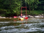 KAJAKOVÁ ŠKOLA NA JIZEŘE květen 2011, Jasně, kajak je In! Kajak letí - pojedte se také svézt na této vlně! Nádherný víkend, krásná voda a jako bonus sjezd Kamenice. Parádní víkend. - fotografie 22