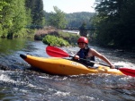 KAJAKOVÁ ŠKOLA NA JIZEŘE květen 2011, Jasně, kajak je In! Kajak letí - pojedte se také svézt na této vlně! Nádherný víkend, krásná voda a jako bonus sjezd Kamenice. Parádní víkend. - fotografie 53
