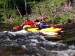 KAJAKOVÁ ŠKOLA NA JIZEŘE květen 2011, Jasně, kajak je In! Kajak letí - pojedte se také svézt na této vlně! Nádherný víkend, krásná voda a jako bonus sjezd Kamenice. Parádní víkend. - fotografie 65
