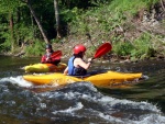 KAJAKOVÁ ŠKOLA NA JIZEŘE květen 2011, Jasně, kajak je In! Kajak letí - pojedte se také svézt na této vlně! Nádherný víkend, krásná voda a jako bonus sjezd Kamenice. Parádní víkend. - fotografie 66