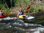 KAJAKOVÁ ŠKOLA NA JIZEŘE květen 2011, Jasně, kajak je In! Kajak letí - pojedte se také svézt na této vlně! Nádherný víkend, krásná voda a jako bonus sjezd Kamenice. Parádní víkend. - fotografie 71