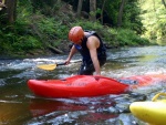 KAJAKOVÁ ŠKOLA NA JIZEŘE květen 2011, Jasně, kajak je In! Kajak letí - pojedte se také svézt na této vlně! Nádherný víkend, krásná voda a jako bonus sjezd Kamenice. Parádní víkend. - fotografie 79