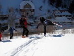ZÁKLADNÍ KURZ SKIALPINISMU 10.-12.2.2012, Nádherné počasí, přes den teplo a slunce, v noci mrazivo, prašánek a parta zapálených mladých a krásných lidí. No co by mohlo být lepší... Skol! A ať žijí gastro zážitky a skialpinismus! - fotografie 8