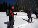 ZÁKLADNÍ KURZ SKIALPINISMU 10.-12.2.2012, Nádherné počasí, přes den teplo a slunce, v noci mrazivo, prašánek a parta zapálených mladých a krásných lidí. No co by mohlo být lepší... Skol! A ať žijí gastro zážitky a skialpinismus! - fotografie 9