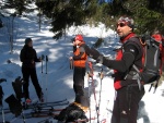 ZÁKLADNÍ KURZ SKIALPINISMU 10.-12.2.2012, Nádherné počasí, přes den teplo a slunce, v noci mrazivo, prašánek a parta zapálených mladých a krásných lidí. No co by mohlo být lepší... Skol! A ať žijí gastro zážitky a skialpinismus! - fotografie 13