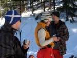 ZÁKLADNÍ KURZ SKIALPINISMU 10.-12.2.2012, Nádherné počasí, přes den teplo a slunce, v noci mrazivo, prašánek a parta zapálených mladých a krásných lidí. No co by mohlo být lepší... Skol! A ať žijí gastro zážitky a skialpinismus! - fotografie 14