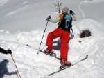 ZÁKLADNÍ KURZ SKIALPINISMU 10.-12.2.2012, Nádherné počasí, přes den teplo a slunce, v noci mrazivo, prašánek a parta zapálených mladých a krásných lidí. No co by mohlo být lepší... Skol! A ať žijí gastro zážitky a skialpinismus! - fotografie 19